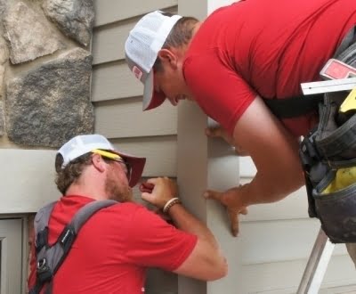 SeamlessSiding_BeautyPhoto_400x330(25) Western Products workers installing seamless steel siding
