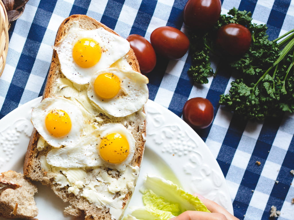 breads and breakfast eggs with vegetables